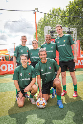 Le icone del calcio Robert Pires, Karen Carney, Cafu, Asmir Begovic e Luis Garcia si preparano a unirsi in campo ai giocatori principianti prima della finale del torneo Gatorade 5v5.