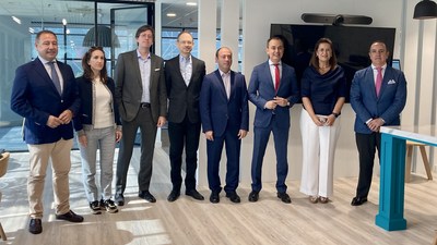 El fundador y CEO de Appian, Matt Calkins, y el vicepresidente de Automatización de Appian, Víctor Ayllón, delegados de la Junta de Andalucía, del Ayuntamiento de Sevilla y del Parque Científico y Tecnológico Cartuja, entre otros dirigentes a la reciente ceremonia de inauguración de la oficina de Appian en Sevilla asistieron. (PRNewsfoto/Appian)