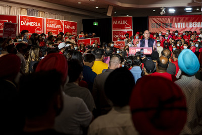 Steven Del Duca addresses a rally in Mississauga. (CNW Group/Ontario Liberal Party)