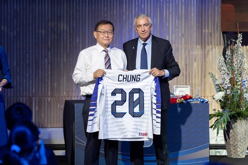 Chairman Chung Mong-won of Halla Group takes a photograph with IIHF President Luc Tardif before putting on the Korean national team uniform at the IIHF Hall of Fame induction ceremony on May 29 in Tampere.