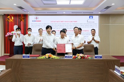 Bespin Global Vietnam, EVNHANOI and Daewoo E&C THT Development are signing MOU for AMI Pilot Project in the Star Lake New Town. From left, General Director of Daewoo E&C THT Development, Kuk-jin An, General Director of Hanoi Power Corporation, Nguyễn Danh Duyên, and Head of Bespin Global Vietnam, Ted Kim