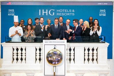 IHG Hotels & Resorts CEO, Keith Barr, rings the New York Stock Exchange bell alongside CFO Paul Edgecliffe-Johnson, IHG executives, hotel general managers, and colleagues to commemorate the brand's 6,000 open hotels milestone