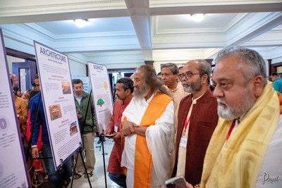 Gurudev Sri Sri Ravishankar viewing Hindu exhibition accompanied by HSS volunteers