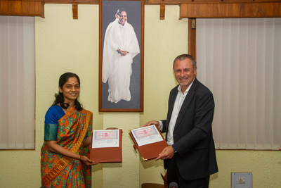 Krishnashree Achuthan, Dean at Amrita Vishwa Vidyapeetham, signs MOU with Horst Gallo, Chief People Officer at Orion Innovation.