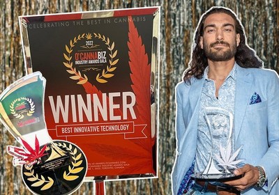 Leafythings Chief Access Officer Elias Theodorou Accepts The Most Innovative Technology award at the 2022 O'Cannabiz Industry Awards (CNW Group/Leafythings Canada)