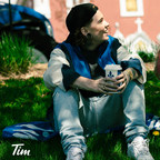 Tim Hortons célèbre la Saint-Jean-Baptiste avec le retour des gobelets bleus d'édition limitée, le nouveau beigne Je Tim En Bleu et un partenariat avec la chanteuse québécoise Roxane Bruneau