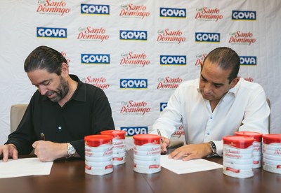 Frank Unanue, President of Goya Foods of Florida, and Manuel Pozo Perelló, President of Induban, sign the agreement that expands the distribution of Café Santo Domingo in six states in the southeastern United States