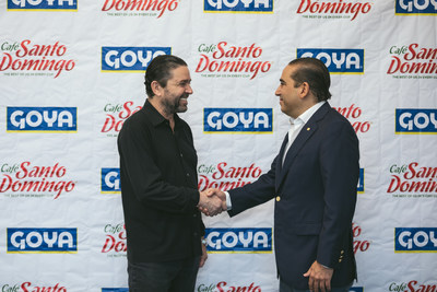 Frank Unanue, presidente de Goya Foods de Florida, y Manuel Pozo Perelló, presidente de Induban, se dan la mano (PRNewsfoto/Industrias Banilejas S.A.S. (Induban))