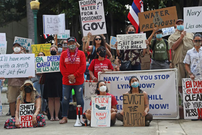 Photo By: Jason Lees / OHA
Protestors gathered outside of the Prince Kūhiō Federal Building in Honolulu after Hawaii's drinking water for 90,000 people was poisoned by military jet fuel.