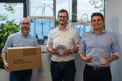 F.l.t.r. Miguel Calvo (CTO Ultimaker); Tobias Rödlmeier (Business Development Manager ? Metal Ecosystem at BASF Forward AM); Andrea Gasperini (Product Manager Ultimaker) presenting components of the Ultimaker Metal Expansion Kit, co-developed by Ultimaker and BASF Forward AM.