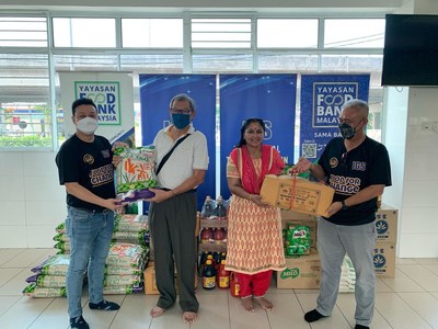 L-R: Mr Ang Poh Koon (CEO of IGS), Mr Cheah Siong Nyin (Trustee of Pusat Jagaan Kanak-Kanak Cacat Taman Megah), Madam Umah Devi A/P Rajamanikam (Co-Founder Pusat Jagaan Kanak-Kanak Cacat Taman Megah) and Mr Johan Halid (CEO of Yayasan Food Bank)