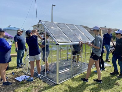 PureCycle and Millennia Gardens Elementary School volunteers in Orlando building a greenhouse during Pure Planet Day 2022