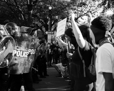 Des manifestants noirs se confrontent  des officiers de police. (Groupe CNW/Le Syndicat Unifor)