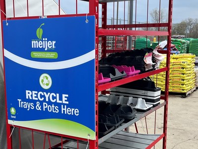 En un esfuerzo por ser un buen vecino y reducir su impacto en el medioambiente, Meijer invita a sus clientes a llevar sus macetas y bandejas de plástico para plantas a cualquier Meijer Garden Center para su reciclaje. (PRNewsfoto/Meijer)