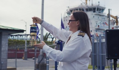 La capitaine Anita Lambe porte le flambeau des Jeux du Canada avant de monter  bord du CSL St-Laurent. (Groupe CNW/Le Groupe CSL Inc.)