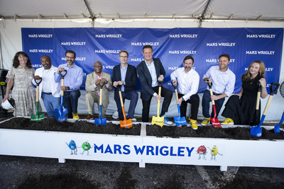 Mars Wrigley leaders Andrew Clarke, Global President, Chris Rowe, Global Vice President of Research & Development, and members of the Mars Wrigley leadership team are joined by Michael Fassnacht, CEO of World Business Chicago, Alderman Walter Burnett Jr., State Representative Jawaharial Williams, and Margaret Frisbie of Friends of the Chicago River to break ground on a new, best-in-class global research and development hub in Chicago. (John Konstantaras/AP Images for Mars, Inc.)