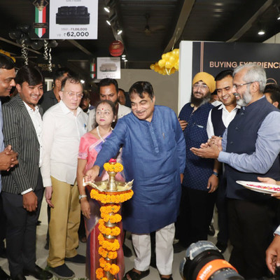Birlik Bakanı Shri Nitin Gadkari, Nagpur'da Hindistan'ın En Büyük Mobilyası olan Royaloak'ın açılışını yaptı.