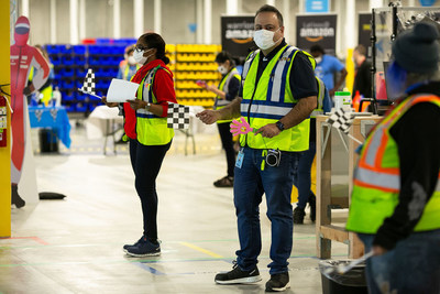Amazon employees celebrate opening of new facility in Bolton, Ontario (CNW Group/Amazon Canada)