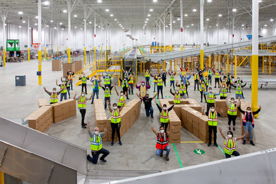 Amazon employees celebrate inclusive culture and opening of new facility in Langley, British Columbia (CNW Group/Amazon Canada)