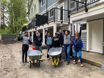 Amazon employees in Vancouver participate in Habitat for Humanity Build Day (CNW Group/Amazon Canada)