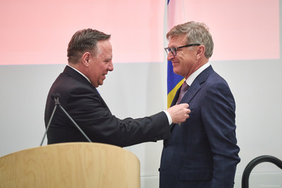 Marc Parent (à droite), président et chef de la direction de CAE, est nommé chevalier de l'Ordre national du Québec par le premier ministre du Québec, François Legault (à gauche) (Groupe CNW/CAE INC.)