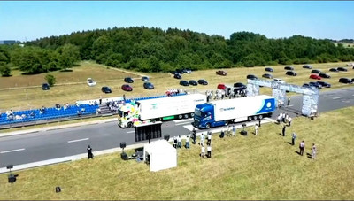 Drag race between a diesel truck and hydrogen fuel cell truck “fyuriant" using the same chassis