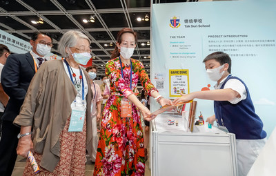 The participating students introduced their creative ideas and innovations to Mrs Kao May Wan, Chairman of Charles K Kao Foundation for Alzheimer's Disease and Ms Nikki Ng, Deputy Chairman of the Hong Kong Innovation Foundation.