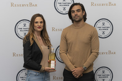 Amanda Blue, directora de operaciones de Tasting Alliance, y Diego Osorio, fundador y director creativo de Lobos 1707 en la San Francisco World Spirits Competition 2022