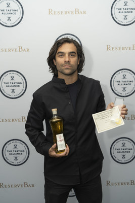 Diego Osorio, fundador y director creativo de Lobos 1707, recibe el premio Mejor Tequila Reposado en la San Francisco World Spirits Competition 2022