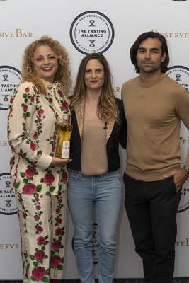 (I-D) Erin Harris, directora de marca de Lobos 1707, Amanda Blue, directora de operaciones de Tasting Alliance, y Diego Osorio, fundador y director creativo de Lobos 1707 en la San Francisco World Spirits Competition 2022