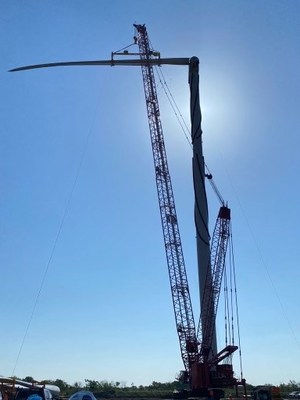 Des pales de turbine sont en cours d'installation pour alimenter le projet olien Limestone d'ENGIE et fournir de l'nergie renouvelable pour appuyer l'objectif de LyondellBasell de se procurer au moins 50 % d'lectricit  partir de sources renouvelables d'ici 2030.