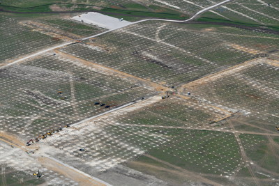 Atividades de instalação como perfuração e estrutura estão em andamento para os sistemas de montagem de painéis solares do projeto de energia solar Buckeye Files no Condado de Hill, Texas.