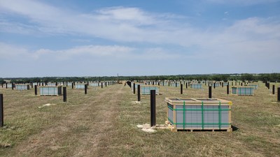 Painéis fotovoltaicos entregues e faseados para instalação no projeto de energia solar Buckeye Files no Condado de Hill, Texas. Mais de 350 mil painéis serão utilizados no local.