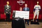 Elton John offre à Hard Rock International son costume Gucci exclusif en échange de son légendaire uniforme des Dodgers, alors qu'il prenait l'affiche lors du festival BST Hyde Park présenté par American Express