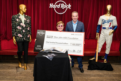 Hard Rock International entrega a Elton John un cheque para la Fundación Elton John contra el SIDA en el Hard Rock Cafe de Londres. Crédito de la imagen: BEN GIBSON PHOTO