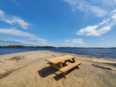 Chaque le est parseme de belles petites plages de sable fin, et offre une vue  couper le souffle sur le lac Saint-Jean. (Groupe CNW/Socit des tablissements de plein air du Qubec)