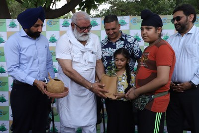 Satnam Singh Sandhu, Chief Patron, Chandigarh Welfare Trust along with Actor and former Cricketer Yograj Singh distributing  the saplings at Sukhna Lake during the launch of Mera Shehar Sundar Shehar.
