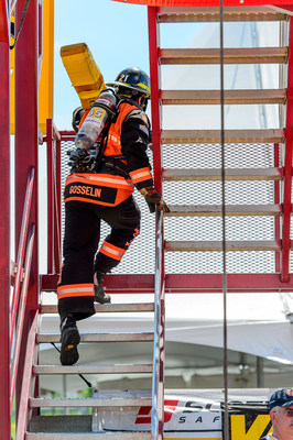 Rendez-vous familial des pompiers de Montréal donnera lieu à plusieurs compétitions d'endurance comme la monte d'escalier d'une tour de 5 étages avec une longueur de boyau de 45 livres à l'épaule, le déplacement d'une une poutre d'acier de 165 livres au moyen d'une masse de 9 livres et la simulation d'un sauvetage de personnes par désincarcération. (Groupe CNW/Association des pompiers de Montréal)