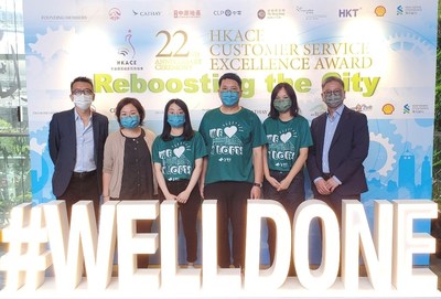 Mr Eric Lam, General Manager (Y Loft) (left), Mr Ready Ho, Assistant General Manager of New World Facilities Management Company Limited (right), Ms Vienn Chow, Manager of Business Development (second left) and Y Loft Team received 'Team Award - Counter Service (Silver Award)' on behalf of NWFM.