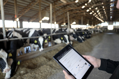 Milk Moovement software being used on the farm on an iPad to track production and quality data. (CNW Group/Milk Moovement)