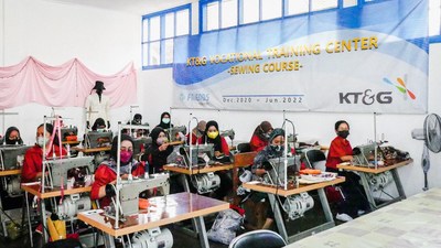 The ‘KT&G Indonesia Vocational Training Center’ established by KT&G in the Malang area supports the economic independence of the underprivileged, and is receiving a great response from the local community. The photo shows students participating in the 5th cohort of training at the ‘Vocational Training Center’.