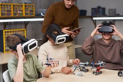 Kids using VR in the class. (Resource: Envato Elements) (PRNewsfoto/Smart City Taiwan)