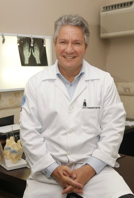Dr. Valderilio Feijó Azevedo é Professor Adjunto Doutor em Reumatologia da UFPR e coordenador do Fórum Latino Americano de Biossimilares