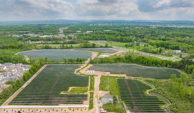 Un ejemplo de un sistema de energía solar más almacenamiento a escala de servicios públicos de propiedad y operación de Convergent Energy + Power.