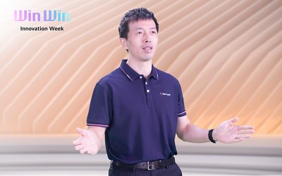 Peng Song speaking at the Carrier Cloud Transformation Summit during Win-Win·Huawei Innovation Week