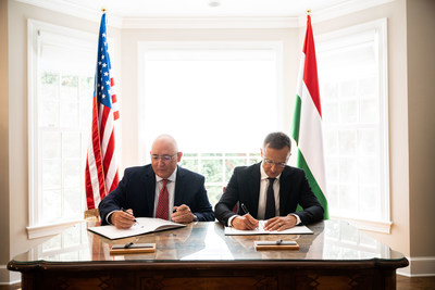 Michael Suffredini, President and CEO of Axiom Space, and Mr. Péter Szijjártó, Minister of Foreign Affairs and Trade of Hungary, sign a memorandum of understanding (MOU) in Washington D.C. on July 20, 2022. (Credit: Márton Király)