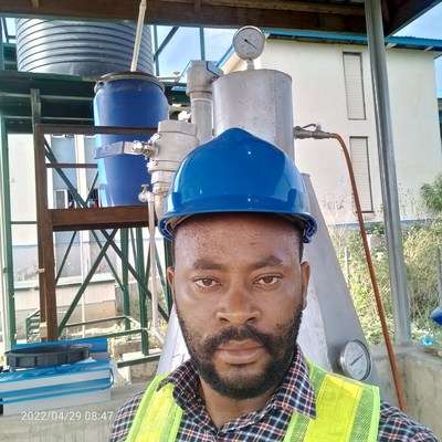Lumos Labs scientist Ejikeme P. Nwosu's Patrium Flask Reactor (CNW Group/Hydrofuel Canada Inc.)