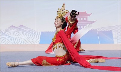 Foto mostra o show de dança de apsaras voadoras em Yungang. (PRNewsfoto/Xinhua Silk Road)