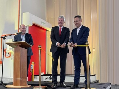 Damien O’Connor attended the ribbon-cutting ceremony to celebrate the new butter plant (PRNewsfoto/Yili Group)