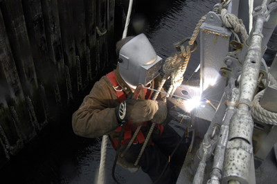 The Advocate Appeals to The Family of a Navy Veteran or Former Skilled Trades Worker Who Now Has Lung Cancer Anywhere in the USA to Call the Legal Team at Danziger &amp; De Llano About Compensation If They Had Asbestos Exposure in the Navy or at Work Before 1982